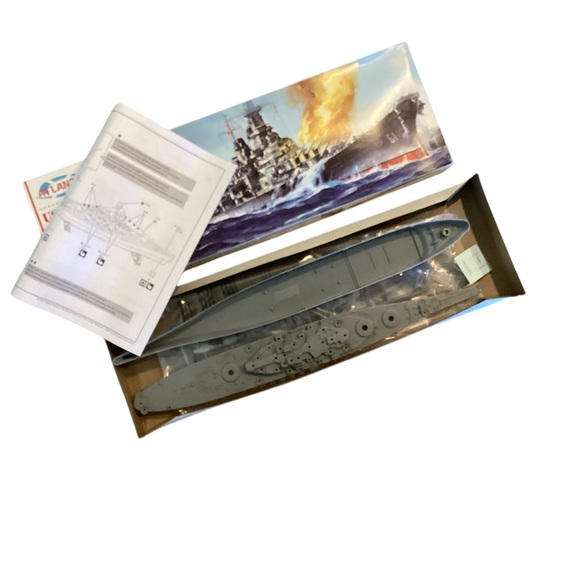 Atlantis Models USS Iowa WWII Battleship 1/535 Model Kit - Picture 10 of 11